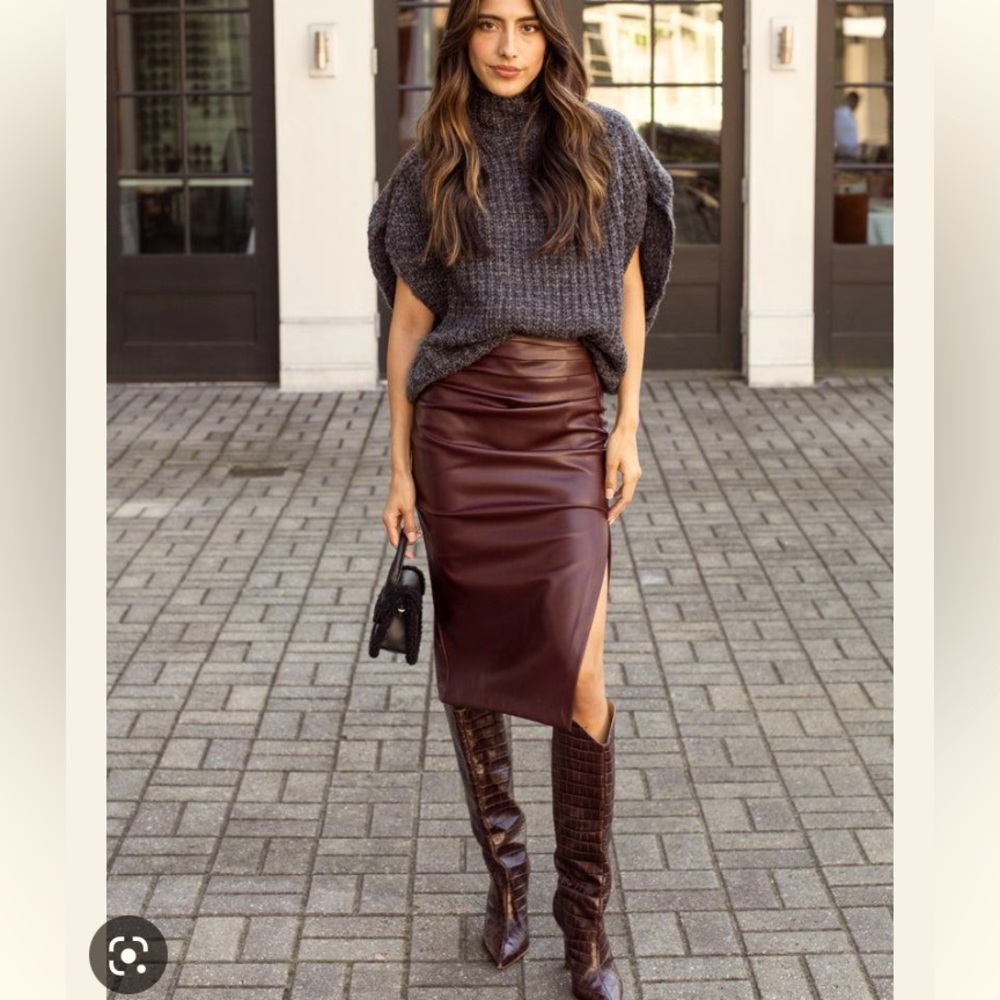 Brown leather pencil skirt with side slit, smooth waist line, a classic size 10